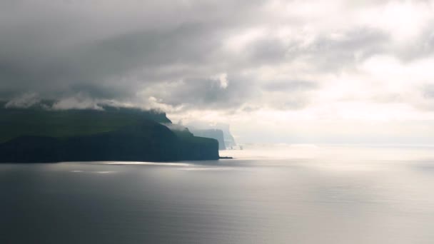 Вид Маяка Каллур Дивовижна Фарерська Природа Зелені Пагорби Красиві Скелясті — стокове відео