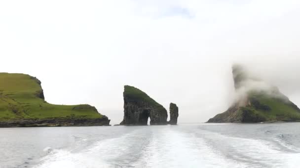 Vista Barca Drangarnir Tindholmur Isole Faroe Formazioni Rocciose Drangarnir Sea — Video Stock