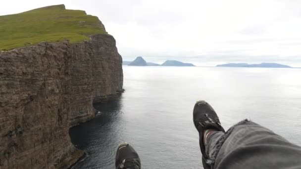 Uçurumdan Sarkan Erkek Bacakları Faroe Adaları Ndaki Büyük Göl Olan — Stok video