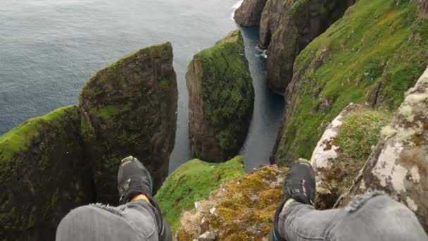 Piękny Widok Dunnesdrangar Wyspy Owcze Męskie Nogi Zwisające Urwiska Vagar — Wideo stockowe