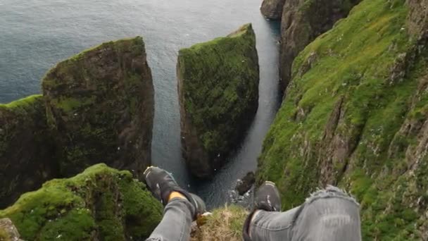 Bella Vista Dunnesdrangar Isole Faroe Gambe Uomo Cadute Dalla Scogliera — Video Stock
