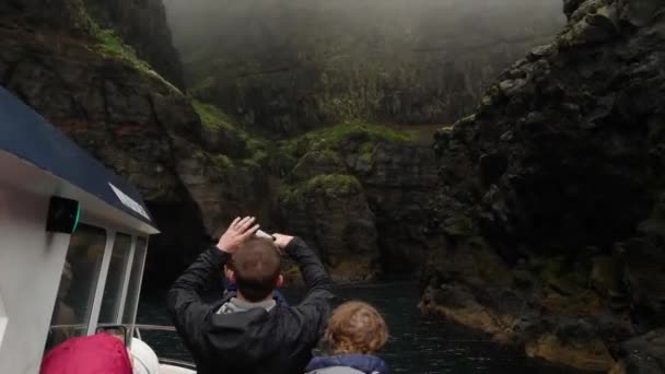 法罗群岛Mykines 8月23日 在法罗群岛Mykines岛 一条船驶入一个隐藏在雾中的悬崖湾 法罗群岛国旗Faroese Flag 高质量的4K镜头 — 图库视频影像
