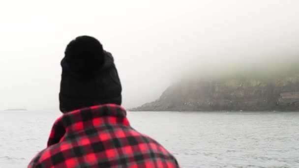 Mykines Ilhas Faroé Ago Homem Olhando Barco Para Mykines Island — Vídeo de Stock