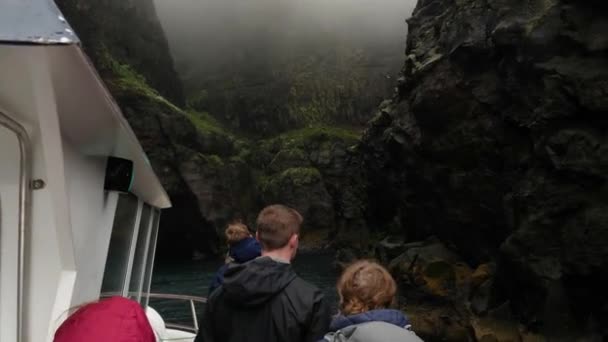 Mykines Ilhas Faroé Agosto Barco Entrando Uma Baía Altas Falésias — Vídeo de Stock