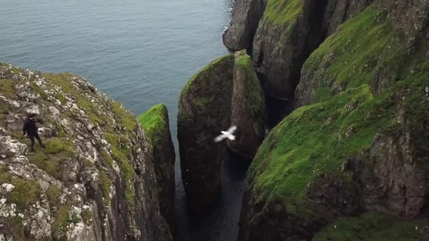 Veduta Aerea Drone Uomo Che Guarda Giù Dunnesdrangar Isole Faroe — Video Stock