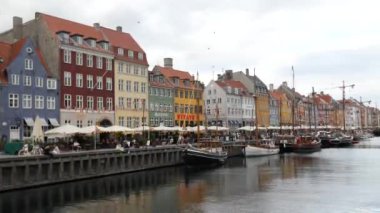 Kopenhag, Danimarka - 23 Eylül 22: Nyhavn Kanalı veya New Harbour, Kopenhag 'ın liman ve eğlence bölgesi. Renkli evler cepheler, restoranlar ve yelkenli tekneler. En ünlü yer..