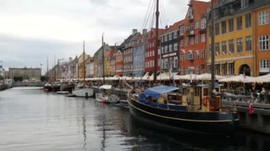 Kopenhag, Danimarka - 23 Eylül 22: Nyhavn Kanalı veya New Harbour, Kopenhag 'ın liman ve eğlence bölgesi. Renkli evler cepheler, restoranlar ve yelkenli tekneler. En ünlü yer..