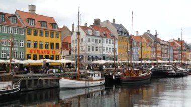Kopenhag, Danimarka - 23 Eylül 22: Nyhavn Kanalı veya New Harbour, Kopenhag 'ın liman ve eğlence bölgesi. Renkli evler cepheler, restoranlar ve yelkenli tekneler. En ünlü yer..