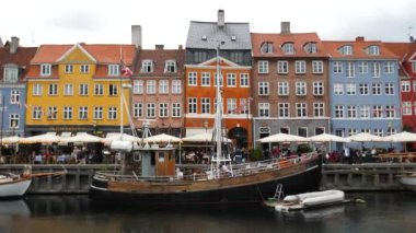 Kopenhag, Danimarka - 23 Eylül 22: Nyhavn Kanalı veya New Harbour, Kopenhag 'ın liman ve eğlence bölgesi. Renkli evler cepheler, restoranlar ve yelkenli tekneler. En ünlü yer..