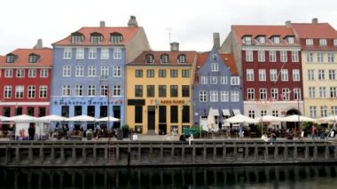 Kopenhag, Danimarka - 23 Eylül 22: Nyhavn Kanalı veya New Harbour, Kopenhag 'ın liman ve eğlence bölgesi. Renkli evler cepheler, restoranlar ve yelkenli tekneler. En ünlü yer..