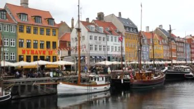 Kopenhag, Danimarka - 23 Eylül 22: Nyhavn Kanalı veya New Harbour, Kopenhag 'ın liman ve eğlence bölgesi. Renkli evler cepheler, restoranlar ve yelkenli tekneler. En ünlü yer..