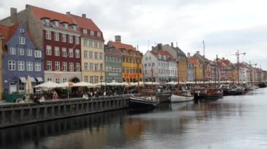 Kopenhag, Danimarka - 23 Eylül 22: Nyhavn Kanalı veya New Harbour, Kopenhag 'ın liman ve eğlence bölgesi. Renkli evler cepheler, restoranlar ve yelkenli tekneler. En ünlü yer..