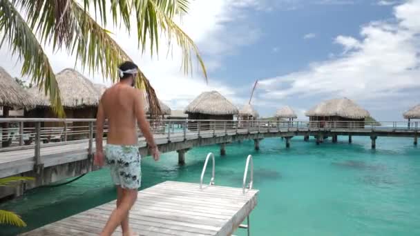 在法属波利尼西亚塔希提岛Bora Bora Bora的水村附近散步 去绿松石泻湖 奢华的旅行假期 浪漫的出游 蜜月异国情调的目的地 4K镜头 — 图库视频影像