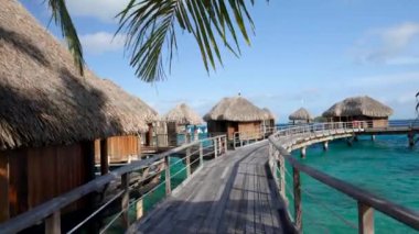 Bora Bora, Tahiti, Fransız Polinezyası 'ndaki su villalarının etrafında dolaşıyorum. Lüks seyahat, romantik kaçamak, balayı için egzotik bir yer. 4K görüntü.