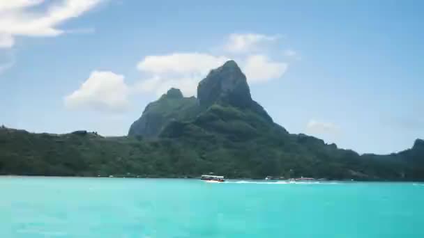 Turquoise Blue Lagoon Bora Bora Tahiti French Polynesia Cruising Yacht — Vídeo de Stock