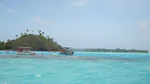 Turquoise Blue Lagoon Bora Bora Tahiti French Polynesia Cruising Yacht — Stockvideo