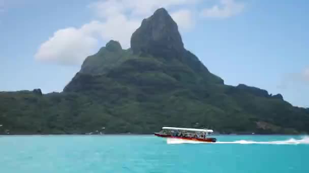 Turquoise Blue Lagoon Bora Bora Tahiti French Polynesia Cruising Yacht — Wideo stockowe