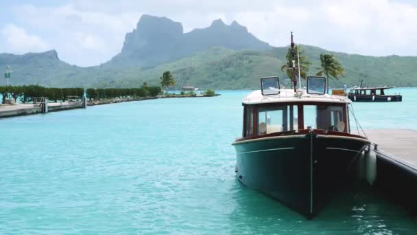 Perahu Parkir Pelabuhan Dengan Laguna Biru Turquoise Bora Bora Tahiti — Stok Video