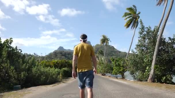 Mann Auf Der Straße Vor Dem Berg Otemanu Bora Bora — Stockvideo