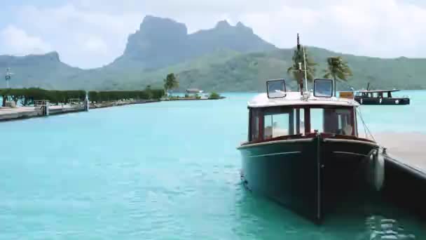Perahu Parkir Pelabuhan Dengan Laguna Biru Turquoise Bora Bora Tahiti — Stok Video