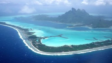 Bora Bora, Tahiti, Fransız Polinezyası 'nın 4K hava aracı görüntüleri. Bora Bora 'da turkuaz mavi bir göl. Lüks seyahat, romantik kaçamak, balayı için egzotik bir yer. Otemanu..