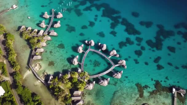 Aerial Drone Footage Water Villa Bungalows Bora Bora Tahiti Polinésia — Vídeo de Stock