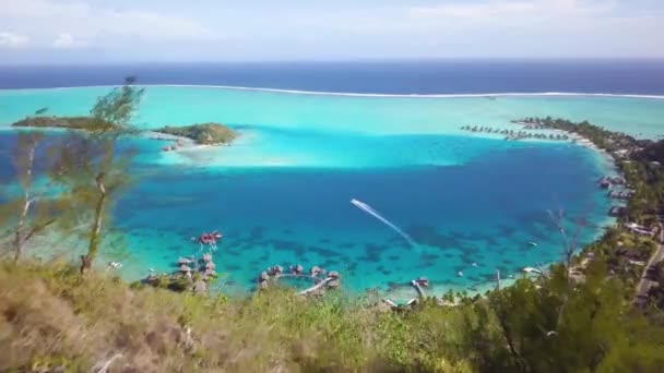 Rekaman Drone Aerial Dari Bukit Hijau Alam Pantai Pirus Villa — Stok Video