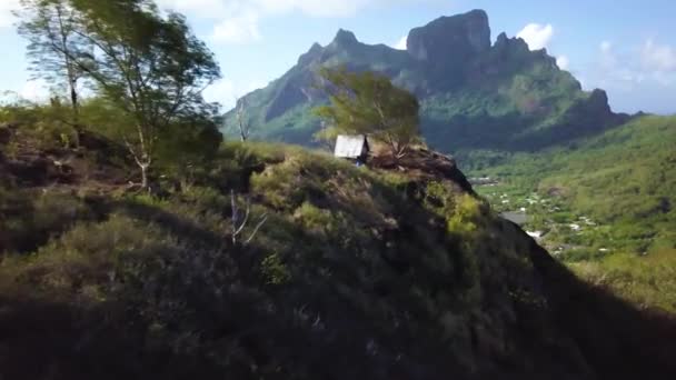Imagens Drones Aéreos Uma Pequena Casa Colina Com Uma Vista — Vídeo de Stock