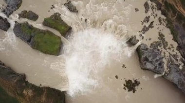 Godafoss şelalesinin 4K hava aracı görüntüleri ya da Kuzey İzlanda 'daki Skjalfandafljot nehrindeki tanrıların şelalesi. İzlanda 'nın en büyük şelalesi. İzlanda 'da popüler turizm merkezi. 