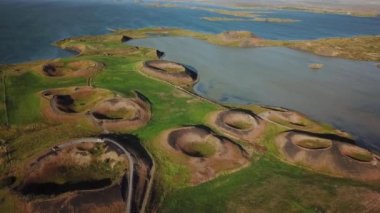 Myvatn Gölü 'ndeki Skutustadagigar' daki yanardağ kraterleri üzerinde 4K insansız hava aracı görüntüsü. İzlanda kıyılarındaki sözde kraterlerin devasa konileri. İzlanda 'daki Skutustadagigar Sözde Krater Bölgesi Havalimanı.