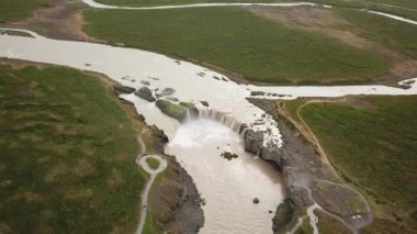 Godafoss şelalesinin 4K hava aracı görüntüleri ya da Kuzey İzlanda 'daki Skjalfandafljot nehrindeki tanrıların şelalesi. İzlanda 'nın en büyük şelalesi. İzlanda 'da popüler turizm merkezi. 