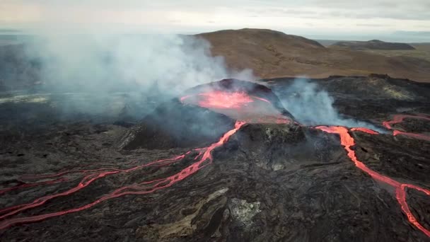 4Kアイスランドのレイキャジャネス州ゲルドンダレールで活動中の火山噴火の空中ドローン映像 熱い溶岩の川煙に囲まれた丘を流れる アイスランド火山噴火 Grindavik — ストック動画