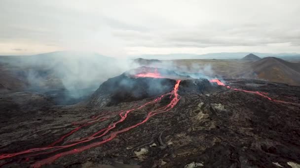 4Kアイスランドのレイキャジャネス州ゲルドンダレールで活動中の火山噴火の空中ドローン映像 熱い溶岩の川煙に囲まれた丘を流れる アイスランド火山噴火 Grindavik — ストック動画