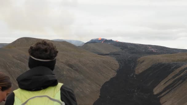 Grindavik Iceland May Young Couple Wachting Fagradalsfjall Active Volcano Eruption — Vídeo de Stock