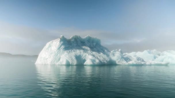 アイスランドのヨークサルロン氷河ラグーン 霧の中に隠されたラグーンに浮かぶ見事な氷山 アイスランドの気候変動の強力なメッセージ 高品質4K映像 — ストック動画