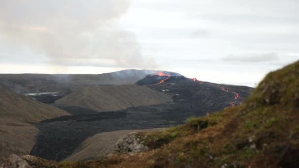 アイスランドのレイキャジャネス州ゲリンダデールで活動中の火山噴火の4K映像 熱い溶岩の川煙に囲まれた丘を流れる アイスランド火山噴火 Grindavik — ストック動画