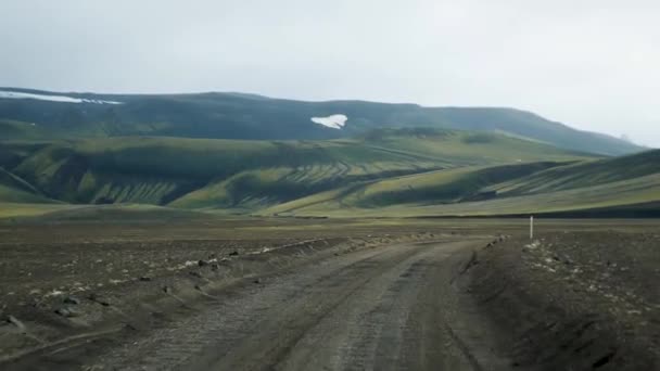 アイスランドのランドマンナローガル近くの砂利道で美しいアイスランドの自然をドライブします 4K映像 — ストック動画