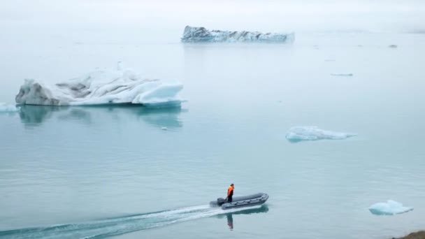 Jokulsarlon Iceland January Man Driving Zodiac Boat Icebergs Melting Glacier — 图库视频影像