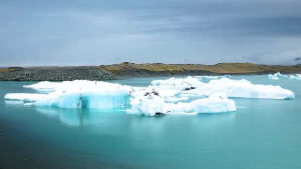 アイスランドのヨークサルロン氷河ラグーン ラグーンに浮かぶ見事な氷山 アイスランドの気候変動の強力なメッセージ 完璧な光と天気 高品質4K映像 — ストック動画