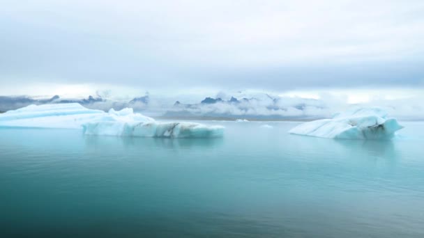 アイスランドのヨークサルロン氷河ラグーン ラグーンに浮かぶ見事な氷山 アイスランドの気候変動の強力なメッセージ 完璧な光と天気 高品質4K映像 — ストック動画
