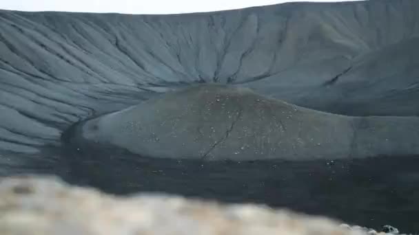 活動していないアイスランドのHverfajall火山の内部で空中撮影 アイスランドの休火山であるHverfyall Craterの空中写真 高品質4K映像 — ストック動画