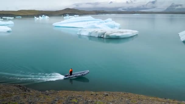 Jokulsarlon Iceland January Man Driving Zodiac Boat Icebergs Melting Glacier — Vídeo de stock