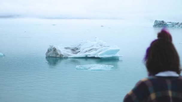 Jokulsarlon Glacier Lagoon Iceland Stunning Icebergs Floating Lagoon Powerful Message — Stockvideo