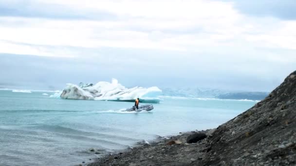 Jokulsarlon Iceland January Man Driving Zodiac Boat Icebergs Melting Glacier — Αρχείο Βίντεο