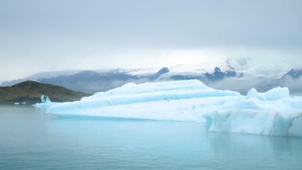 Jokulsarlon Glacier Lagoon Iceland Stunning Icebergs Floating Lagoon Powerful Message — Vídeos de Stock