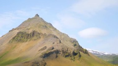 İzlanda 'daki Arnarstapi köyü. İzlanda 'da dağlar ve buzullar. Snaefellsjokull arkada. Yüksek kalite 4K görüntü. Stapafell Dağı ve Snaefellsjokull Buzulu.