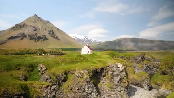 アイスランドのアルナルスタピ村 後ろに大きな山がある小さな白い教会 高品質4K映像 — ストック動画