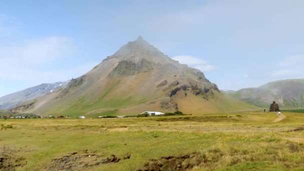 Деревня Арнарстапи Исландии Горы Ледники Исландии Снэфеллсджокулл Сзади Высококачественные Кадры — стоковое видео