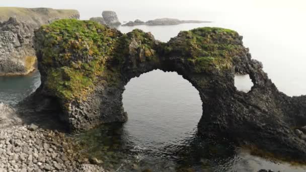 Gatklettur Basalt Rock Arch Cliffs Landscape Arnarstapi Village Iceland High — Vídeos de Stock