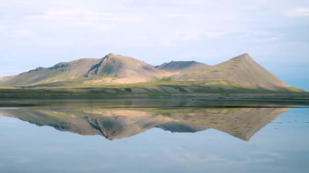 Bergreflectie Het Water Ijslandse Natuur Het Schiereiland Snaefellsnes Zomer Berg — Stockvideo